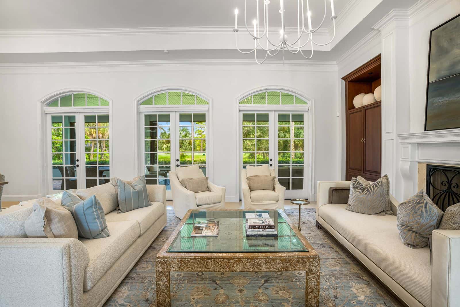 The Kit + Kaboodle offers what you need to market a Zillow Showcase real estate listing. This includes photos, aerials, 3d imaging, and a floor plan.