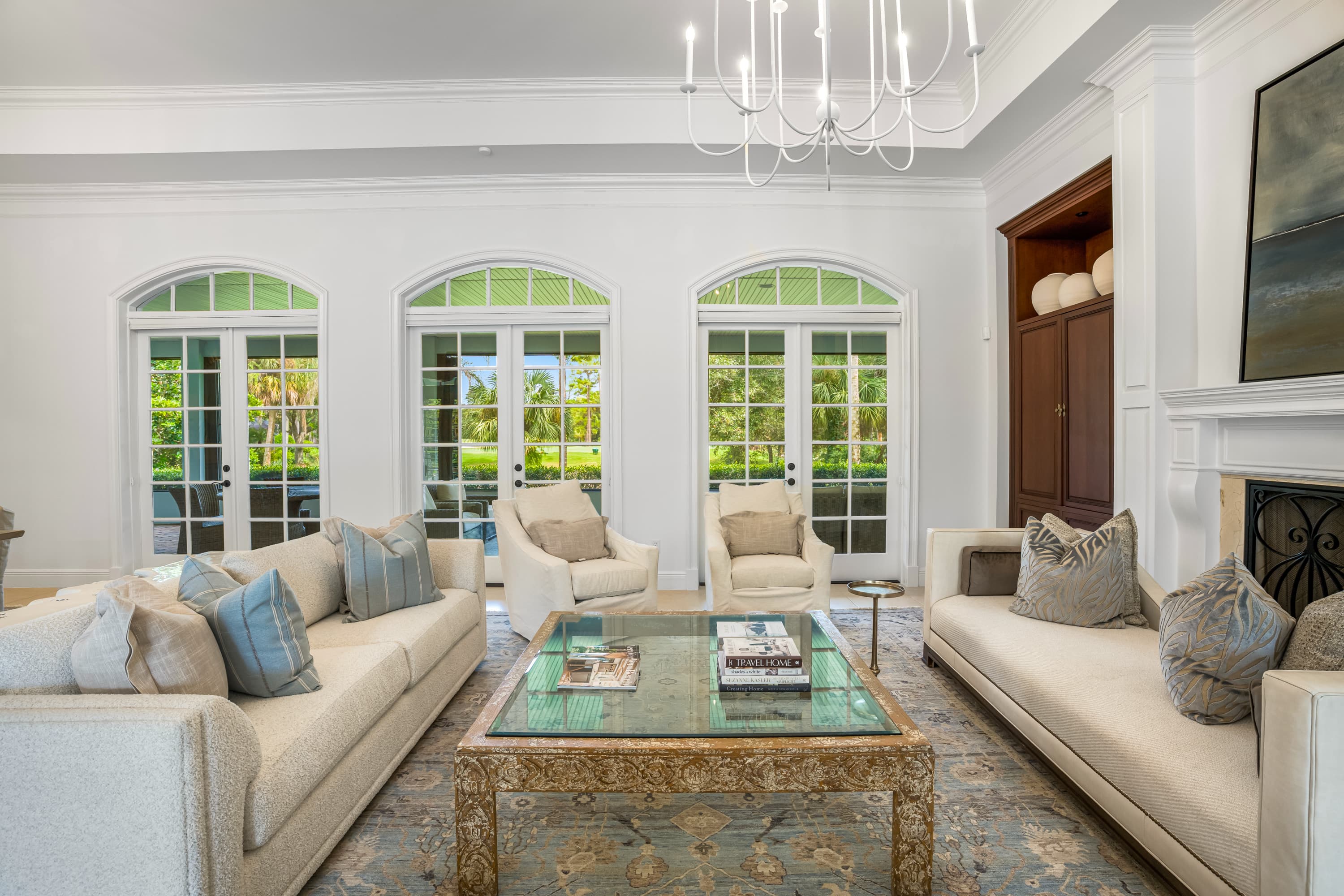 The Kit + Kaboodle offers what you need to market a Zillow Showcase real estate listing. This includes photos, aerials, 3d imaging, and a floor plan.